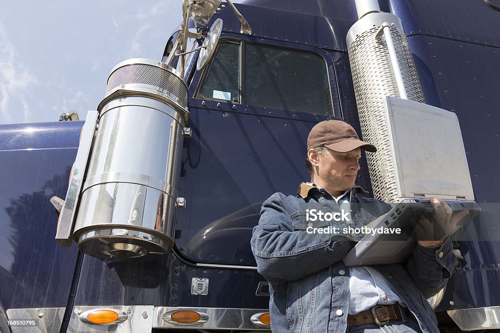 Trucker i komputerze - Zbiór zdjęć royalty-free (Transport samochodowy)