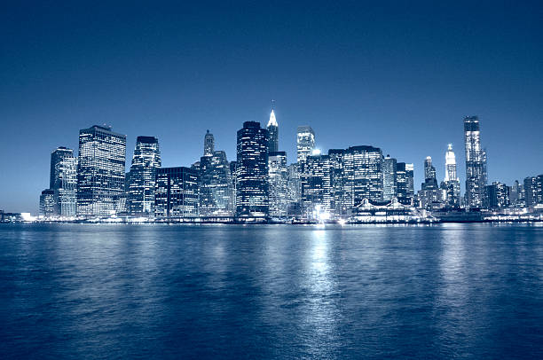 distretto finanziario di manhattan skyline di new york - dramatic sky manhattan moody sky new york city foto e immagini stock