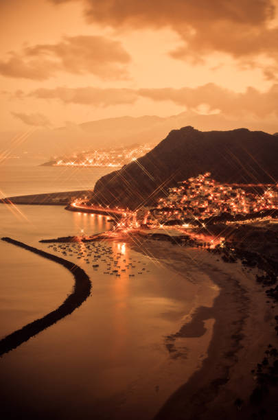 playa de las teresitas-широкий угол вид ночью - tenerife spain santa cruz de tenerife canary islands стоковые фото и изображения