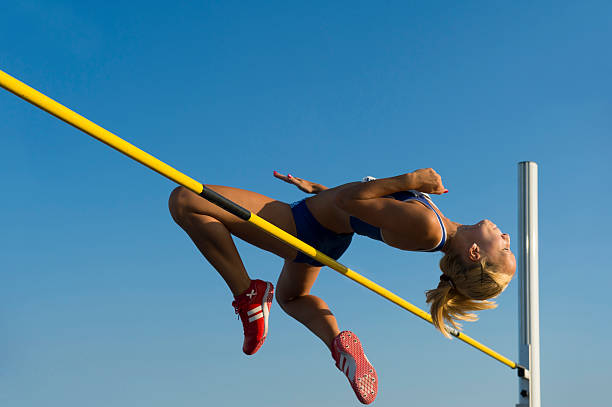 mujer atleta de salto sobre el lath - salto de altura fotografías e imágenes de stock