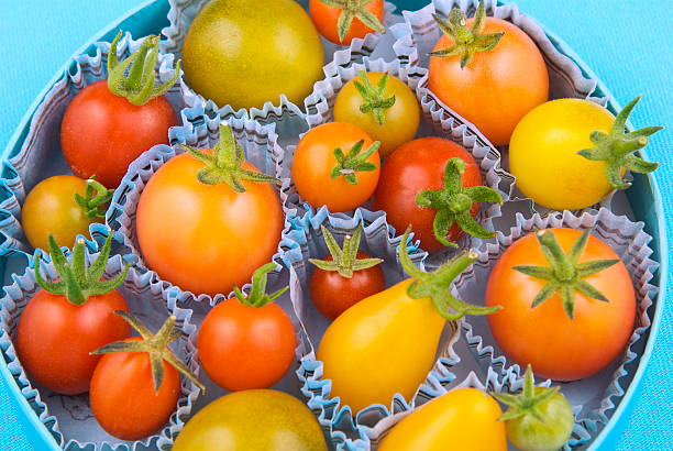 emincé de tomates - heirloom tomato food tomato crate photos et images de collection