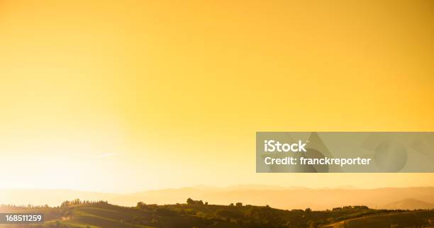 Región De Chianti Hills Al Atardecer En Toscana Italia Foto de stock y más banco de imágenes de Agricultura