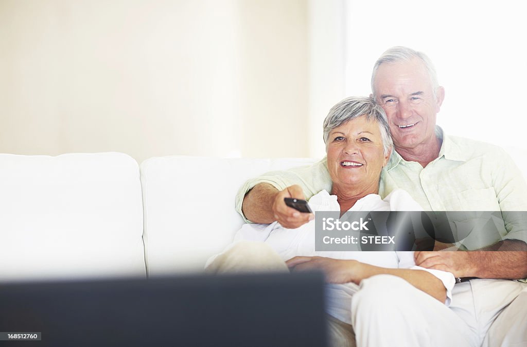 Tranquilo pareja viendo televisión en la sala de estar - Foto de stock de Pareja mayor libre de derechos