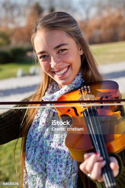 Violinista - Fotografias de stock e mais imagens de Adolescente - Adolescente, Guitarra, Jovem Adulto