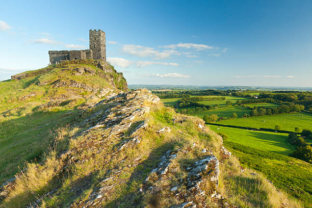 igreja brentor ao pôr do sol, parque nacional de dartmoor. - dartmoor imagens e fotografias de stock