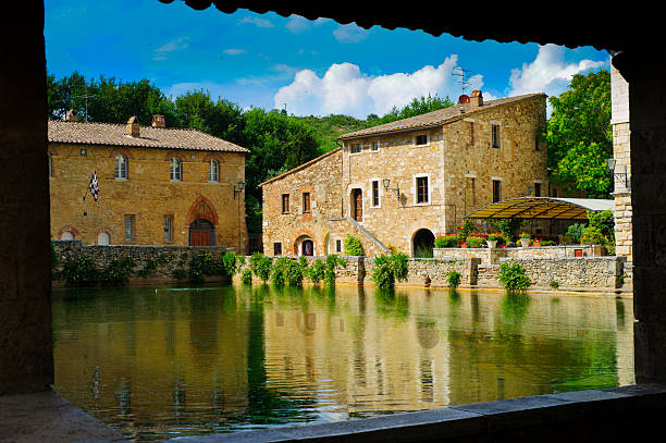 antiga aldeia bagno vignoni-toscana - vignoni imagens e fotografias de stock