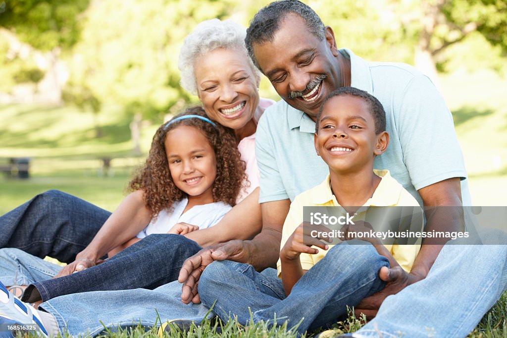 Nonni con nipoti afro-americana nel parco - Foto stock royalty-free di Nonni