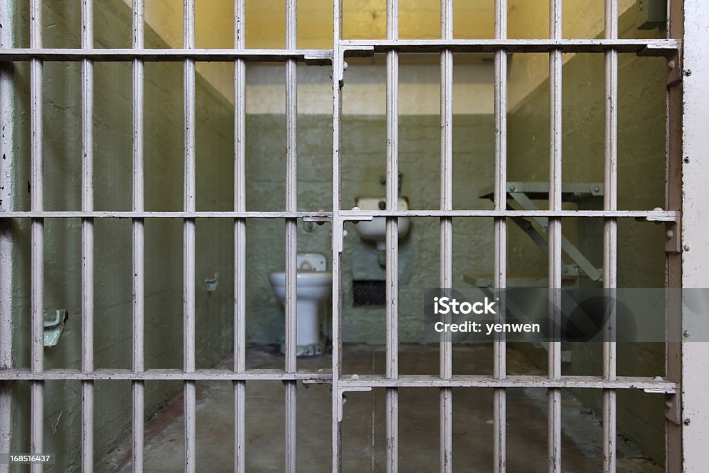 Тюремная камера - Стоковые фото Тюремная решётка роялти-фри