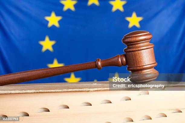 Livro De Direito E A Bandeira Da Ue - Fotografias de stock e mais imagens de Lei - Lei, União Europeia, Bandeira da União Europeia