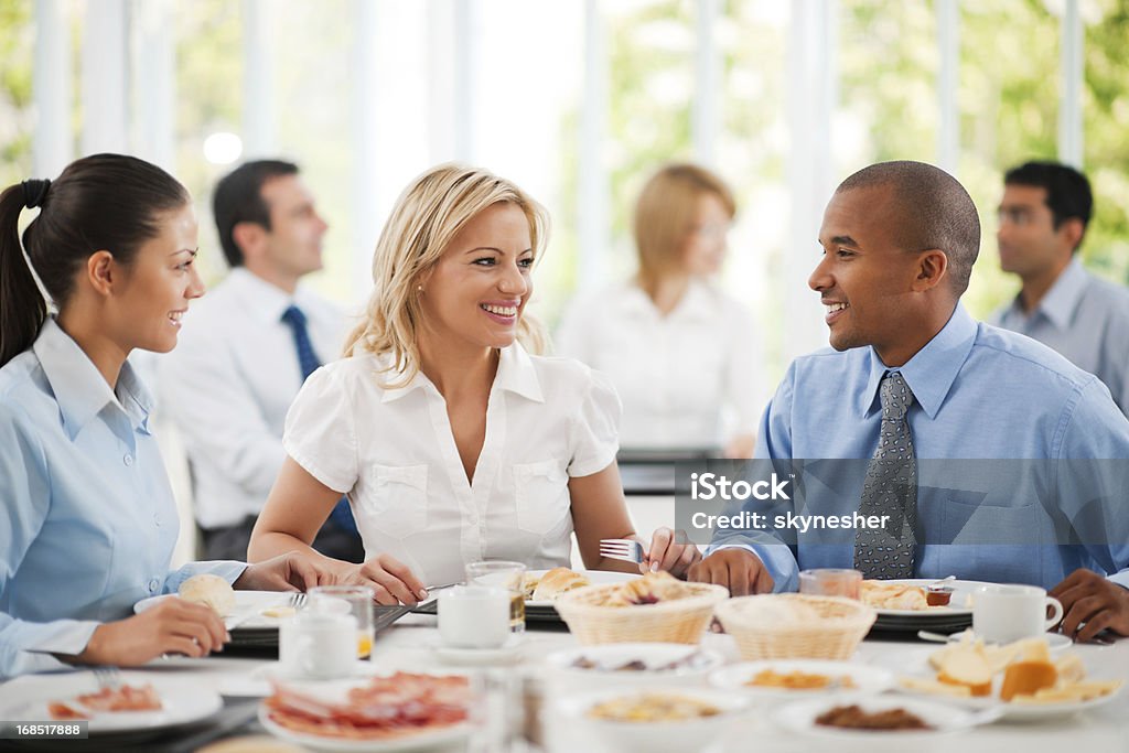 Geschäftsleute, die ein Mittagessen im Freien. - Lizenzfrei Essen - Mund benutzen Stock-Foto
