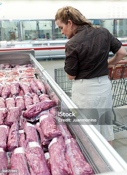 Мясо На Рынке — стоковые фотографии и другие картинки Сумка-холодильник - Сумка-холодильник, Супермаркет, Мясо