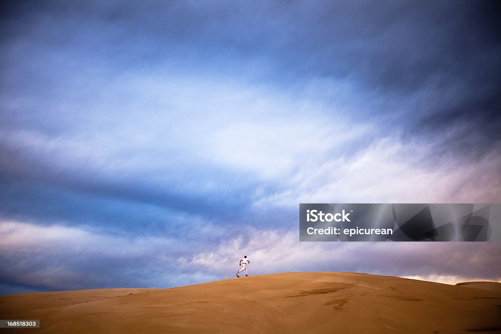 Solitary figura em Branco sobre uma colina Corrida - Royalty-free Adulto Foto de stock