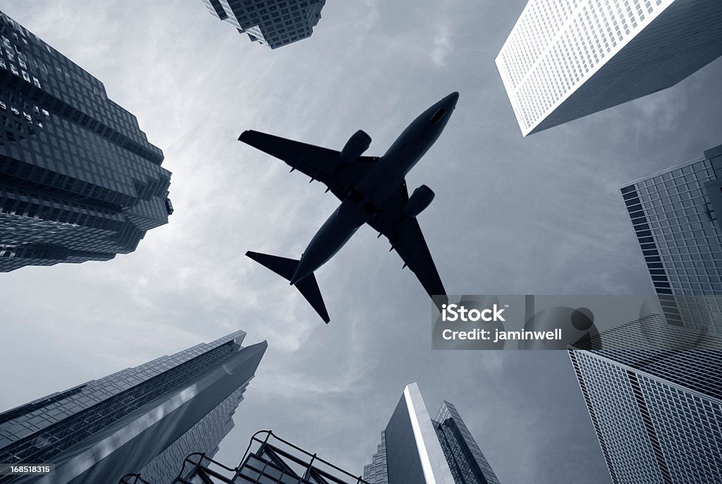 Aereo decolla skyscapers sulla città - Foto stock royalty-free di A mezz'aria