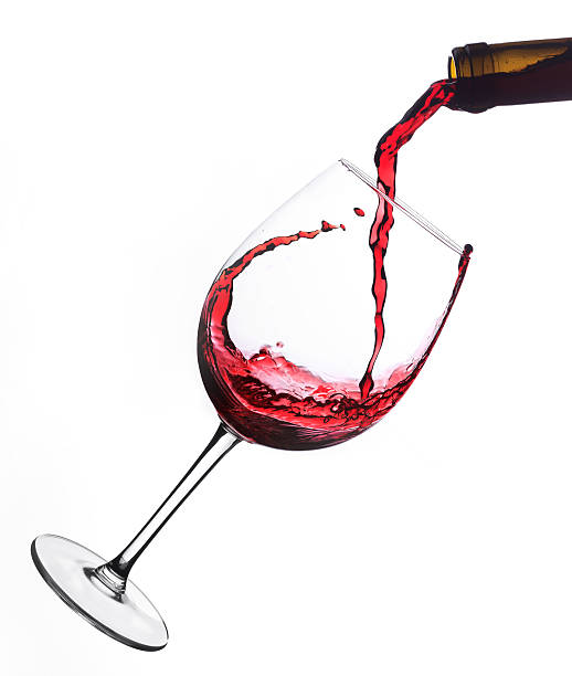 verter el vino tinto en glas - wine pour fotografías e imágenes de stock