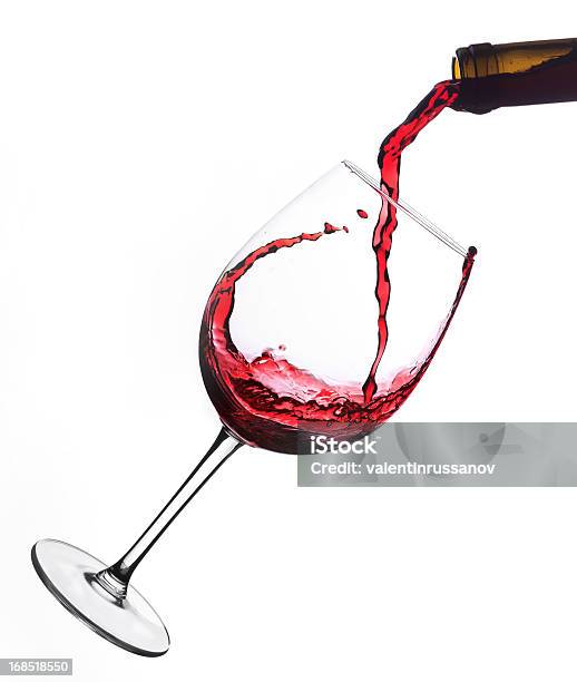 Verter El Vino Tinto En Glas Foto de stock y más banco de imágenes de Vino - Vino, Echar, Copa de Vino
