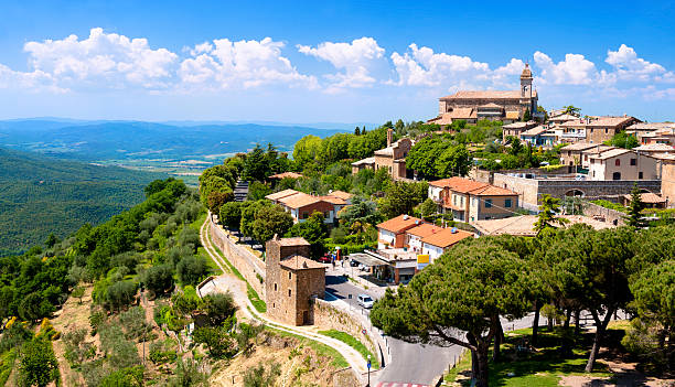 die mittelalterliche stadt montalcino - town village panoramic green stock-fotos und bilder