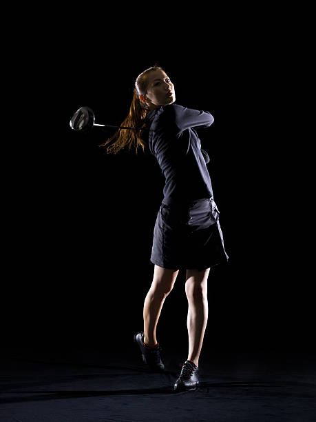 silueta de mujer jugando al golf - golf action silhouette balance fotografías e imágenes de stock