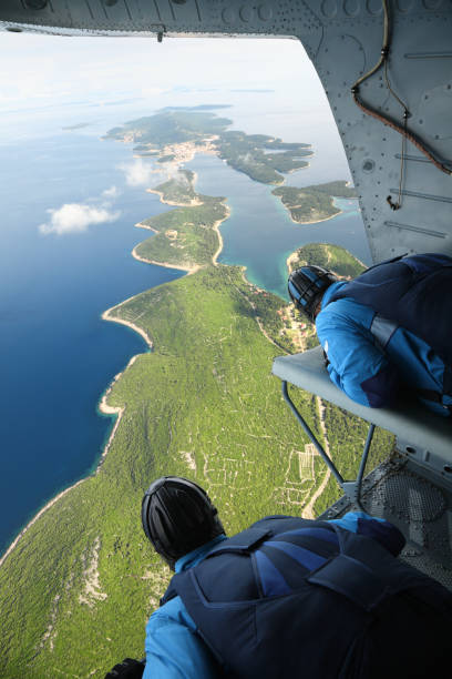 bereitet zu springen - skydiving air aerial view vertical stock-fotos und bilder