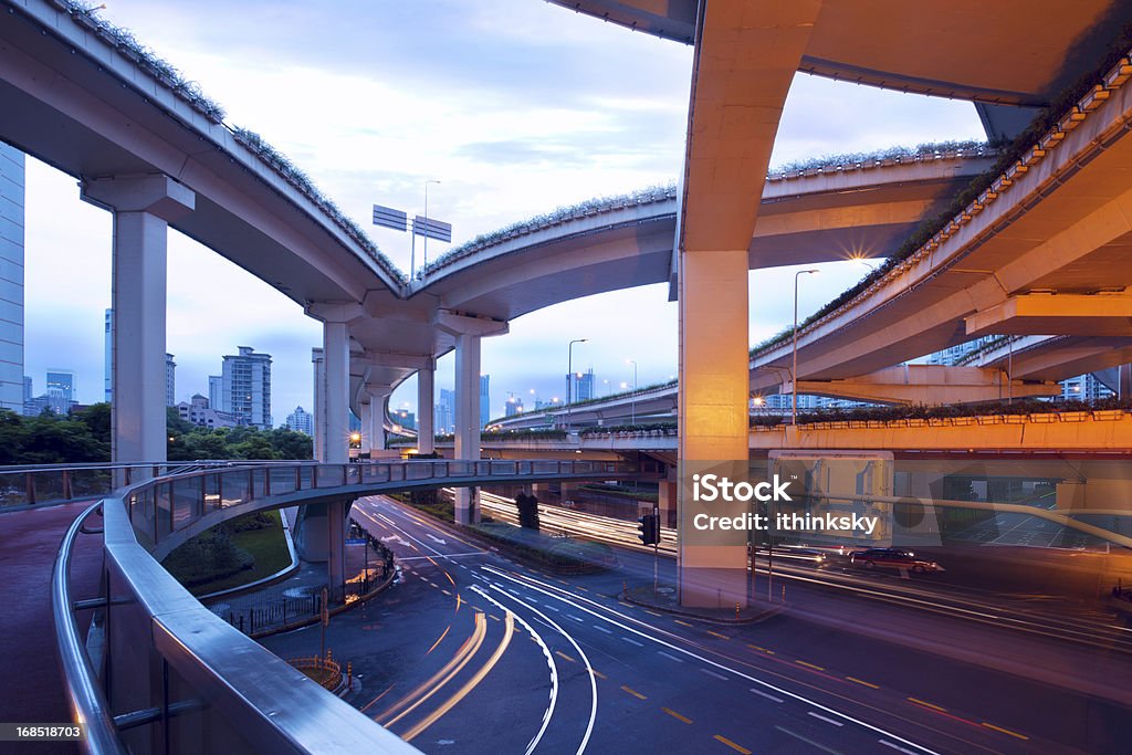 Miejskim Autostrada viaducts w nocy - Zbiór zdjęć royalty-free (Architektura)