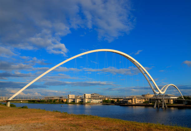 панорамный мост в стоктон-он-тис, англия - bridge stockton on tees tees river contemporary стоковые фото и изображения