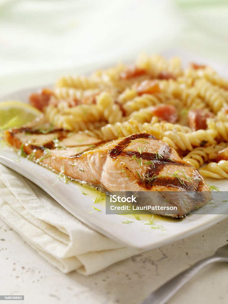 Filetto di salmone alla griglia barbecue - Foto stock royalty-free di Pasta