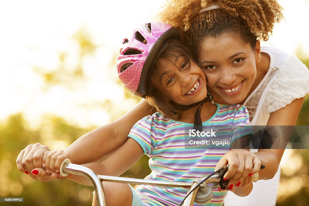 Mère enseigner enfant à faire du vélo - Photo de Faire du vélo libre de droits
