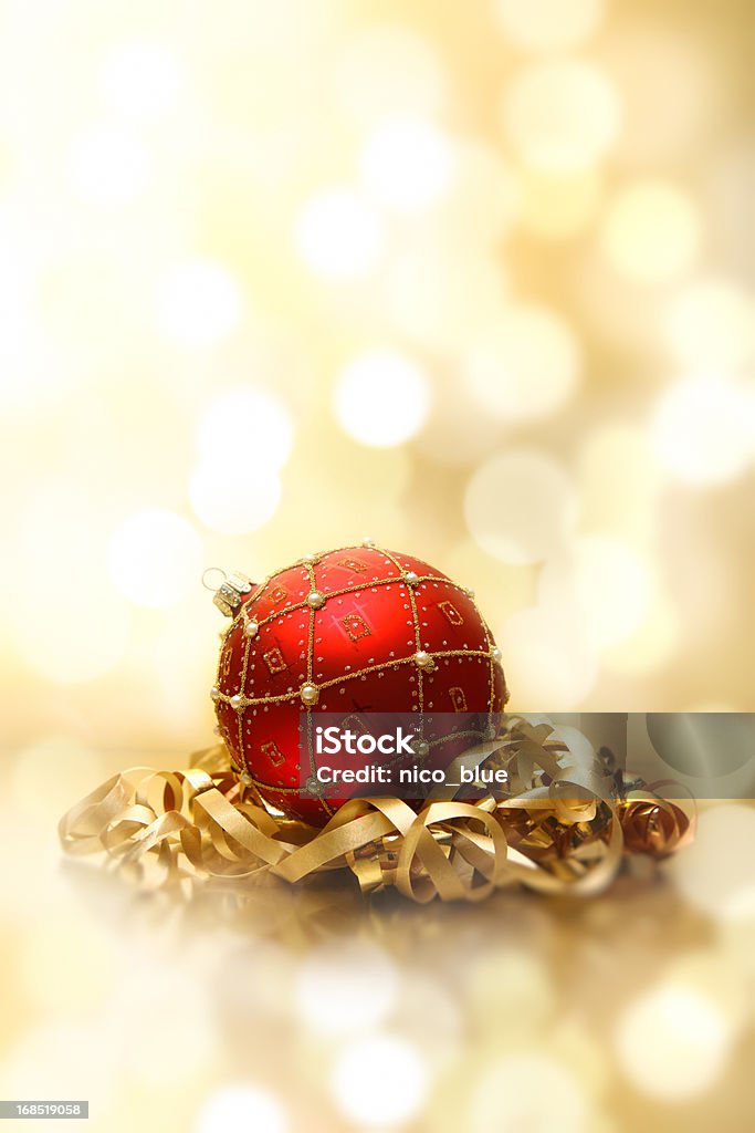 Rosso bauble e nastro dorato - Foto stock royalty-free di Argentato