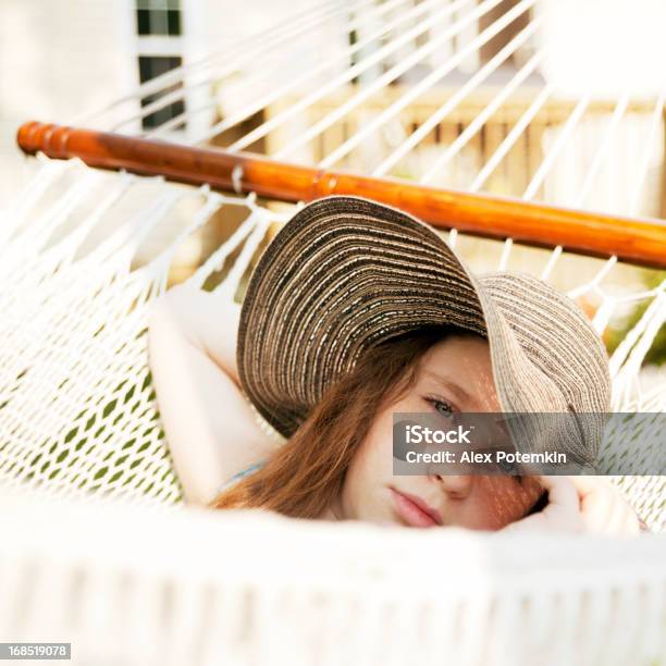 Foto de Adolescente Com Grande Chapéu Descansando Na Rede e mais fotos de stock de Cansado