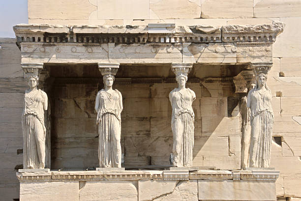 cariátide da acrópole, em atenas - greek culture greek god statue classical greek - fotografias e filmes do acervo