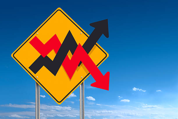 вверх и вниз, нестабильная диаграмма финансового рынка дорожный знак �должности - road sign change directional sign direction стоковые фото и изображения