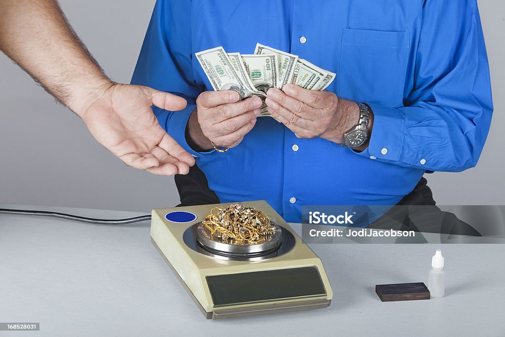 Продажа золотой лом - Стоковые фото 100 американских долларов роялти-фри
