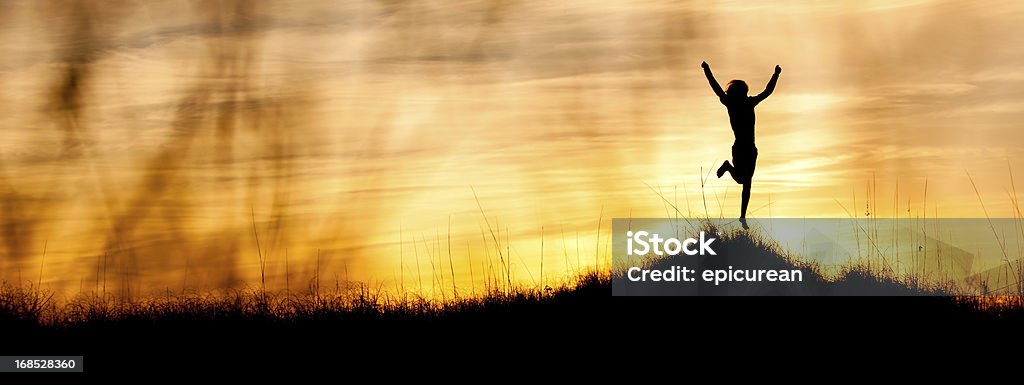 Feliz jovem homem Celebrando sobre uma colina ao pôr do sol - Royalty-free Alegria Foto de stock