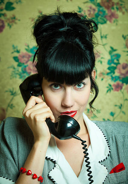 若い女性のお問い合わせ - kitsch telephone women old fashioned ストックフォトと画像