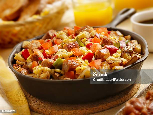 Salsicha Scrambler Recipiente - Fotografias de stock e mais imagens de Salsicha - Salsicha, Frigideira de ferro - Panela de cozinha, Pequeno Almoço