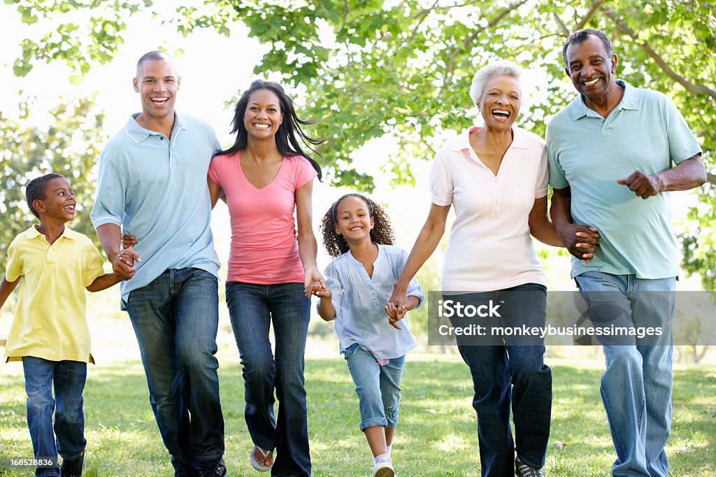 Multi Generation afroamerikanische Familie Walking im Park - Lizenzfrei Familie Stock-Foto