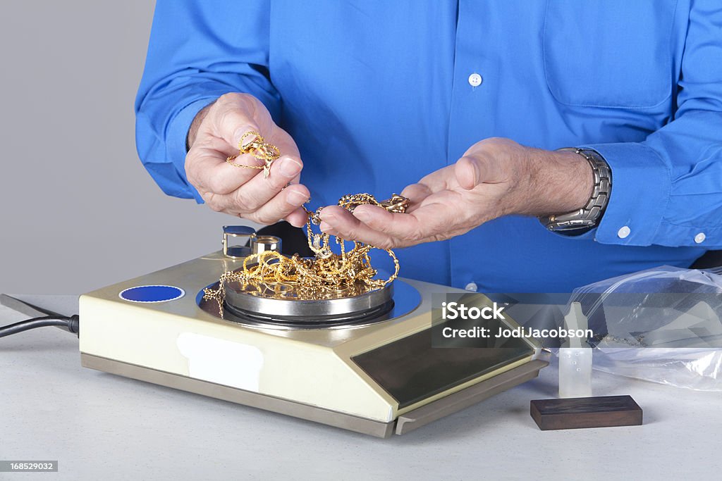 Zwei praktische hält und mit einem Gewicht von Schrott-gold - Lizenzfrei Gold - Edelmetall Stock-Foto