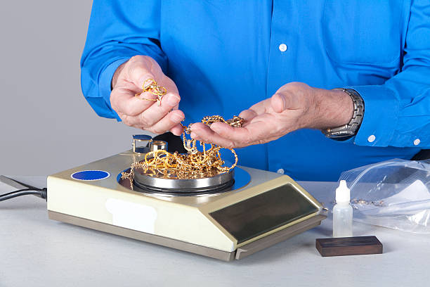 두 가지 편리한 쥠 및 체중 폐품 골드 - gold jewelry scrap metal buying 뉴스 사진 이미지