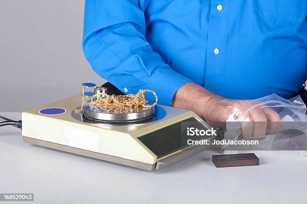 Descarte De Oro Foto de stock y más banco de imágenes de Adulto - Adulto, Azul, Bien parecido