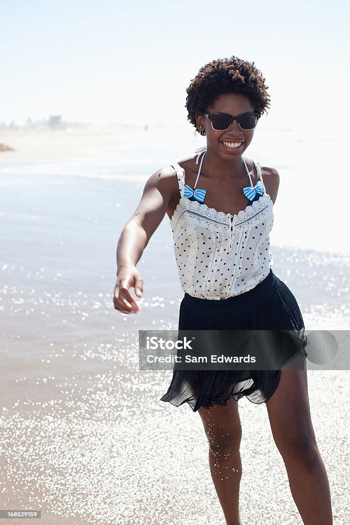 Mulher jogando em ondas na praia - Foto de stock de Fotografia - Imagem royalty-free