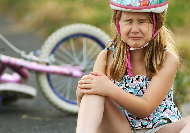 little girl heridos en accidente de bicicleta - helmet bicycle little girls child fotografías e imágenes de stock