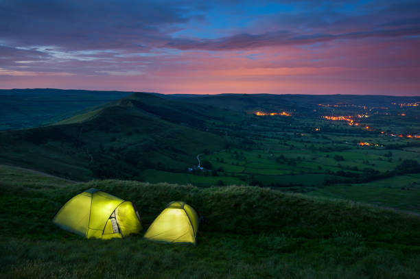 acampamento selvagem ao anoitecer - mam tor - fotografias e filmes do acervo