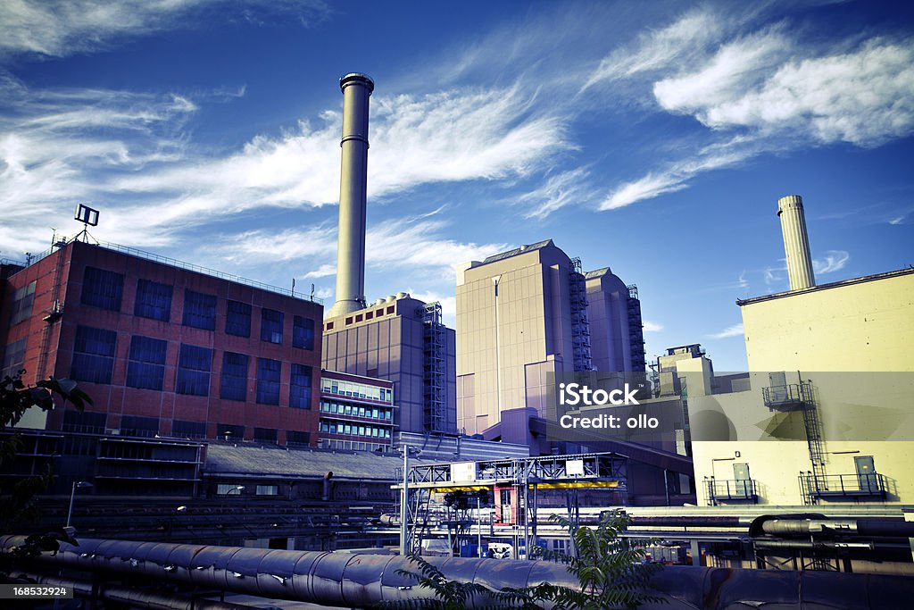 Industriegebiet gegen Dramatischer Himmel - Lizenzfrei Auspuff Stock-Foto