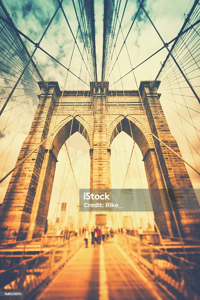 Passeggiata lungo il Ponte di Brooklyn-New York City - Foto stock royalty-free di Ponte di Brooklyn