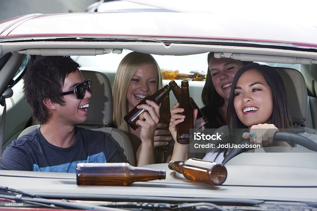 Adultos jovens beber e driving- Short futuro - Royalty-free Pressão de Amigos Foto de stock