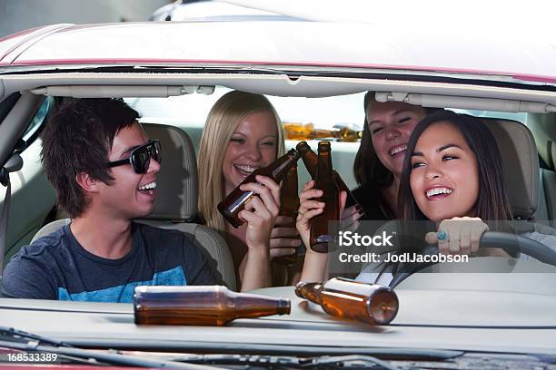 Adultos Jovens Beber E Driving Short Futuro - Fotografias de stock e mais imagens de Pressão de Amigos - Pressão de Amigos, Beber, Proibido