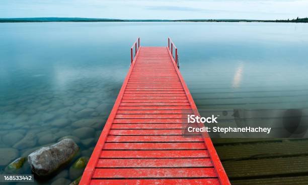 Muelle De Rojo Foto de stock y más banco de imágenes de Agua - Agua, Agua estancada, Aire libre