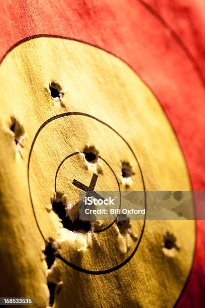 Photo libre de droit de Cible Avec Des Trous banque d'images et plus d'images libres de droit de Cible - Matériel de sport - Cible - Matériel de sport, Tir à l'arme à feu, entreprise cible