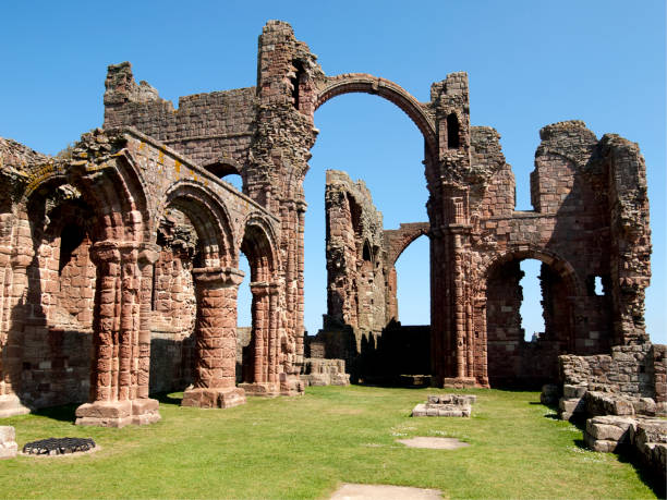 monasterio de lindisfarne, northumberland - monasterio de lindisfarne fotografías e imágenes de stock