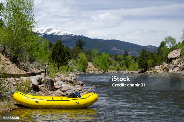 Puste Łódź Na Rzeka Arkansas - zdjęcia stockowe i więcej obrazów Rafting - Rafting, Stan Kolorado, Rzeka Arkansas