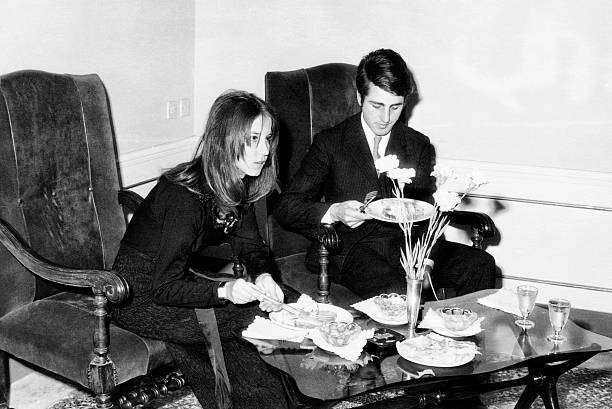 casal jovem em uma festa em 1966.black e branco. - high society men tuxedo party imagens e fotografias de stock